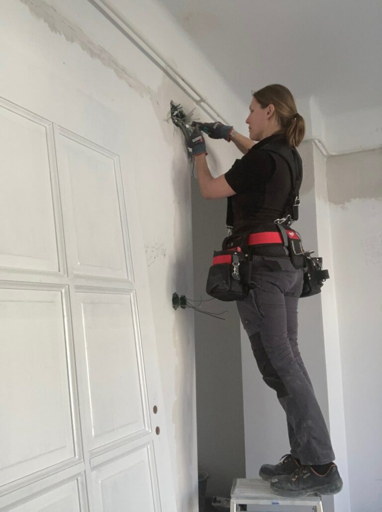 Szel Felicia Cili villanyszerelo